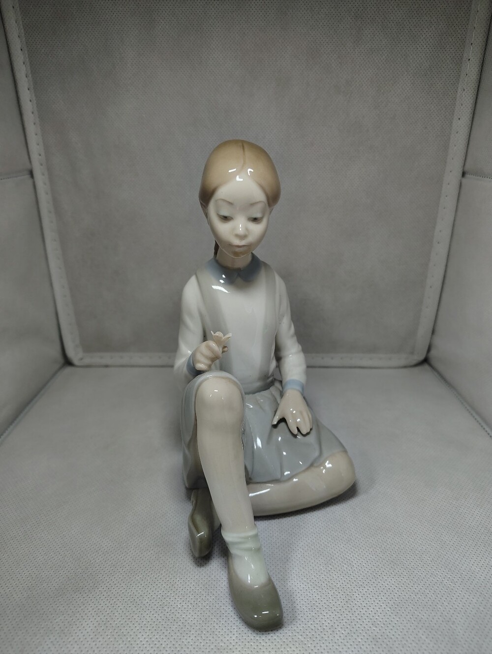Lladro Porcelain Figurine Girl With Flower From Spain Retired In 1980